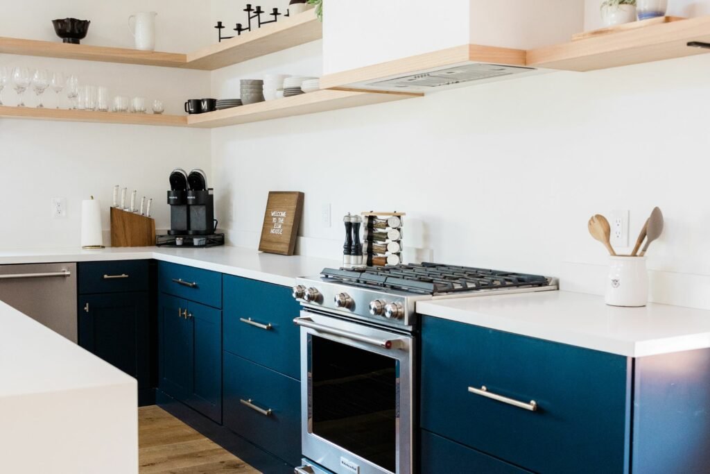 An example of modern kitchen designs in pleasing blues and whites